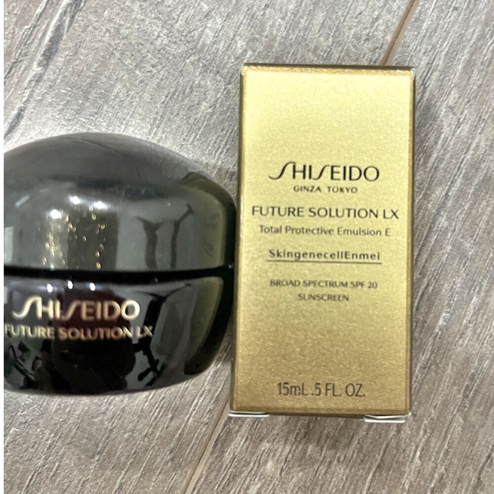 Shisheido Future Solution LX Deluxe Sample Bundle - Picture 2 of 4